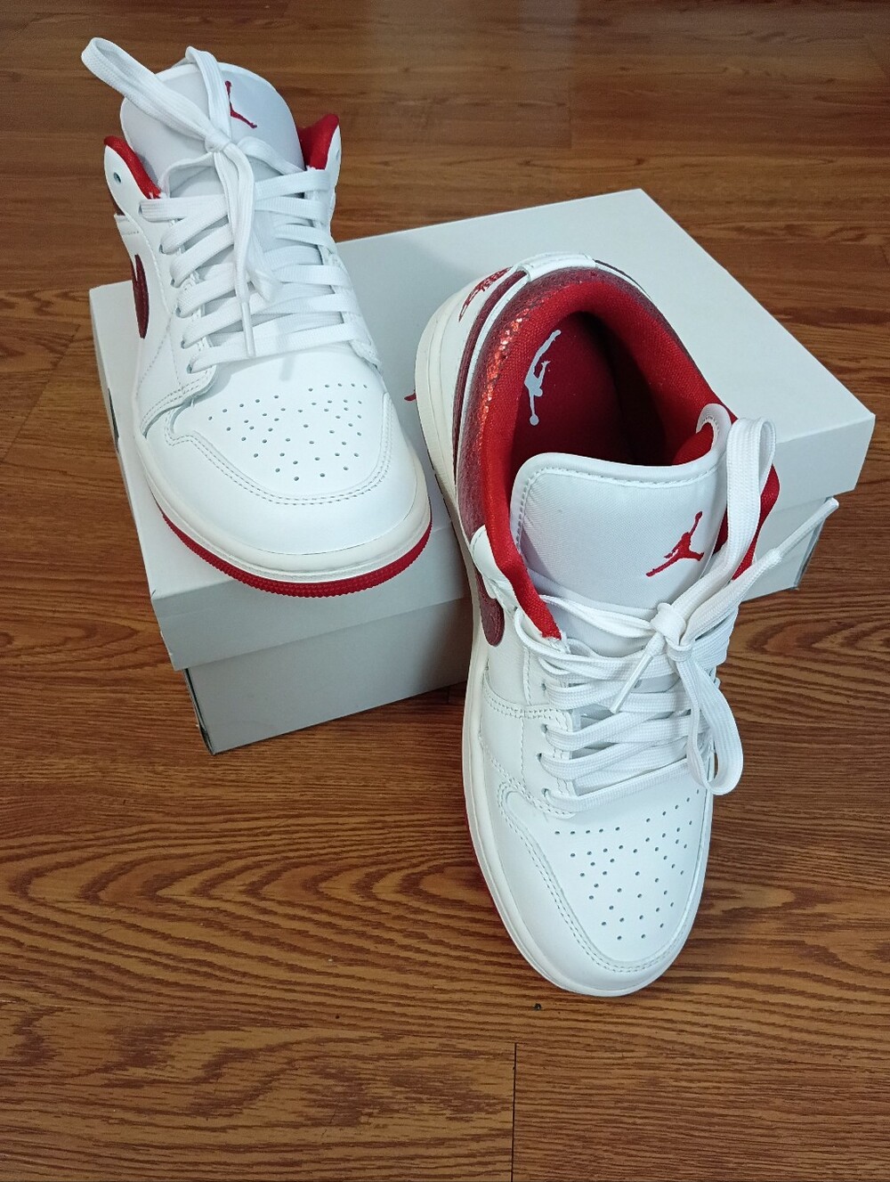 NEW!!! WMNS AIR JORDAN 1 LOW